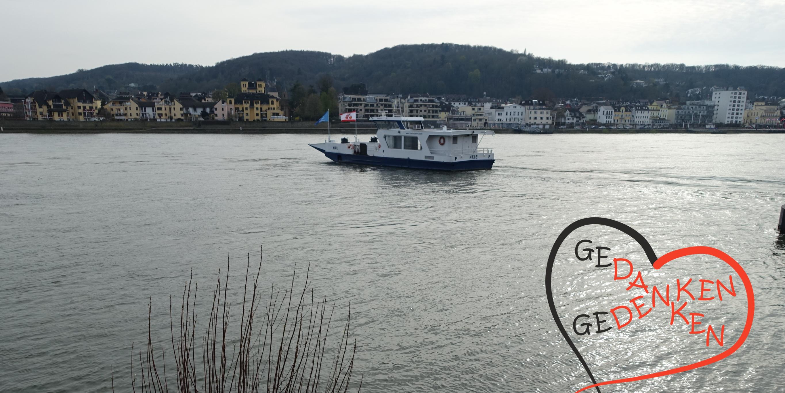 Die Fähre 'Nixe' fährt im Abendlicht über den Rhein nach Remagen.