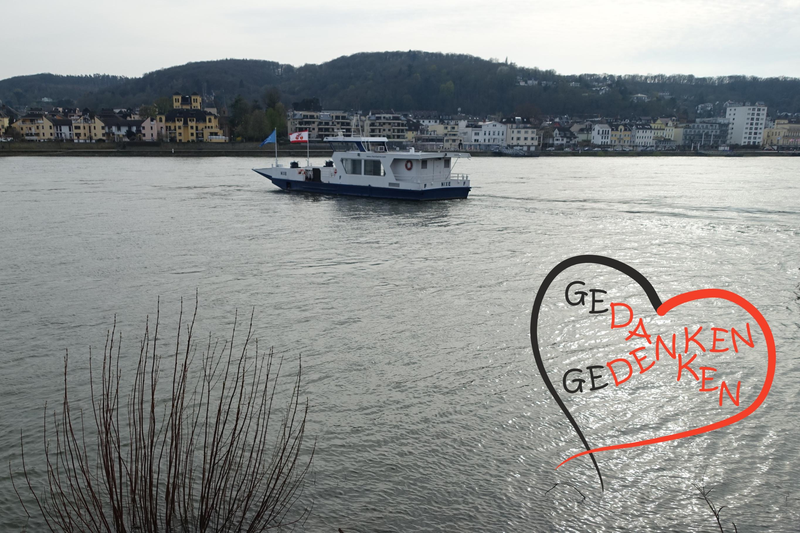 Die Fähre 'Nixe' fährt im Abendlicht über den Rhein nach Remagen.