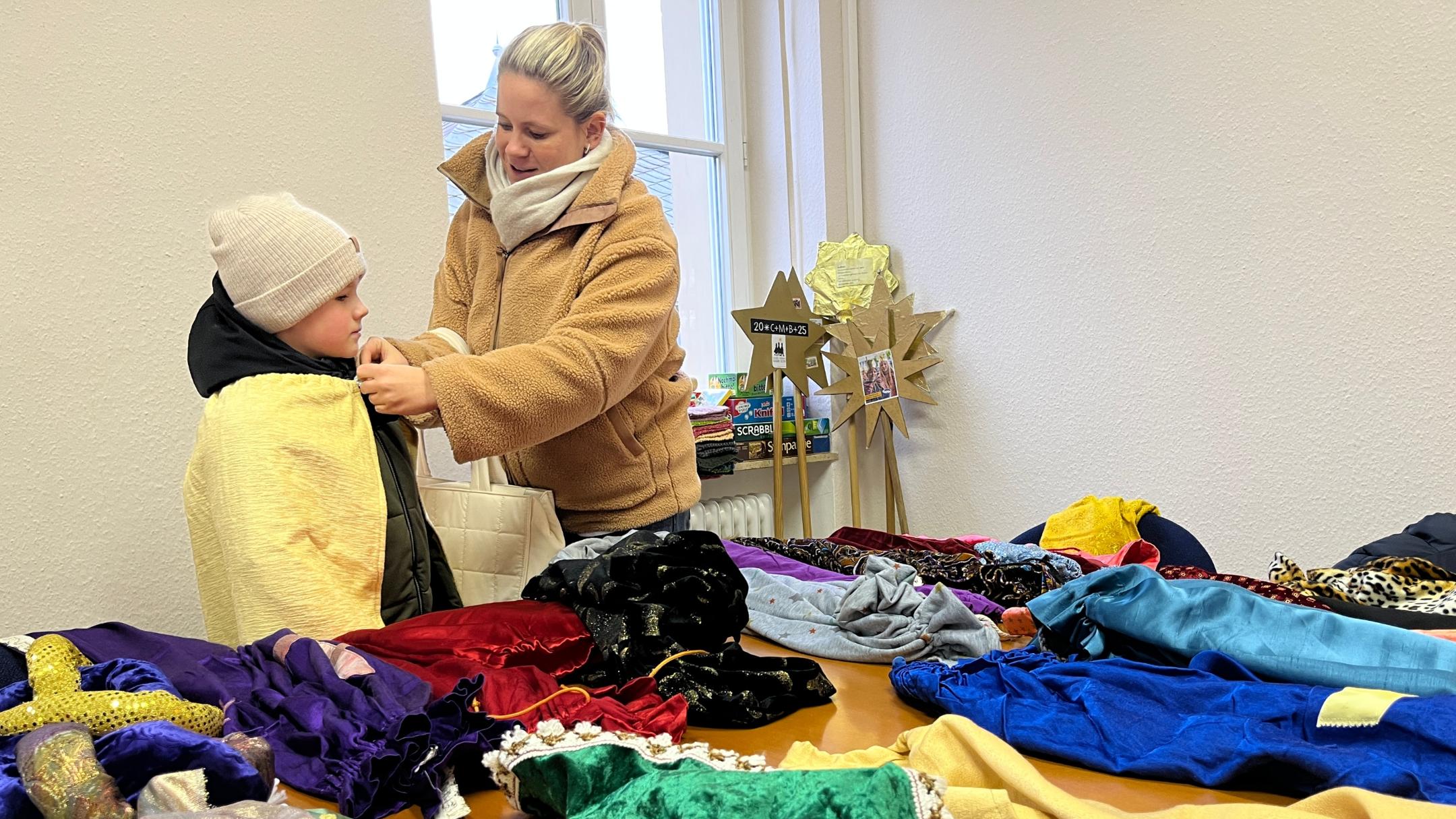 Die Eltern unterstützen nicht nur bei der Anprobe, sondern auch durch Fahrdienst oder Gruppenbegleitungen.